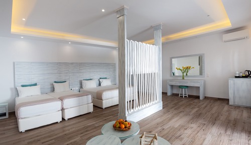 Deluxe Quadruple Room (with Spa Bath)