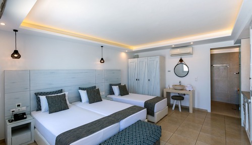 Triple Studio, Sea View