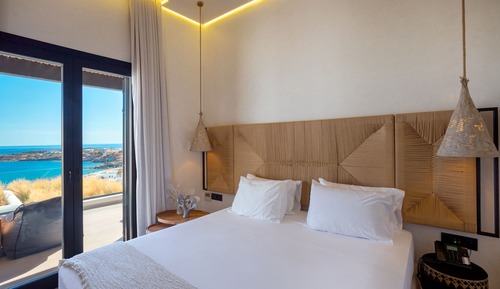 Superior Suite with Backyard Private Pool and Panoramic Sea View