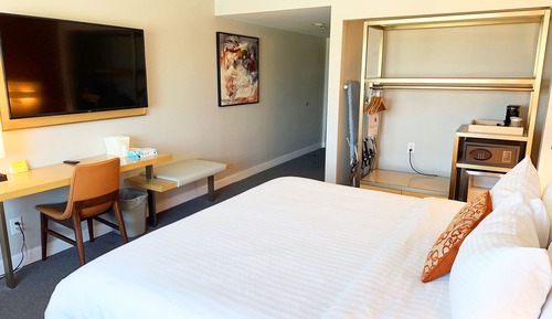 Accessible King Room with Bathtub
