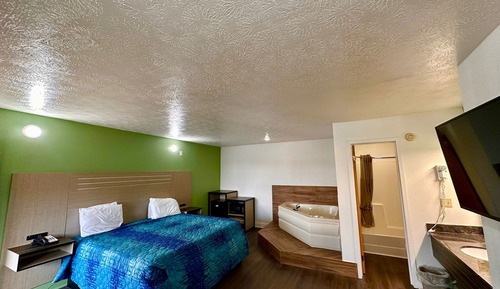 Deluxe Room, 1 King Bed, Hot Tub