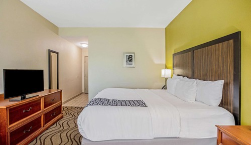 Deluxe Suite, 1 King Bed, Accessible, Non Smoking (Mobility,Hearing,Tub w/Grab Bars)