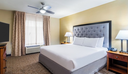 Suite, 2 Bedrooms (1KNG 2QN ACC)