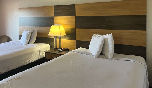 Deluxe Room, 2 Queen Beds, Accessible, Smoking