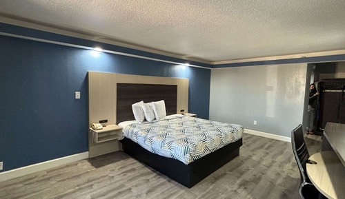 Standard Room, 1 King Bed, Smoking, Refrigerator & Microwave