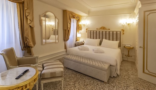 Classic Suite, 1 Queen Bed with Sofa bed