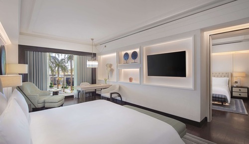 Club Room, 1 King Bed, Pool View