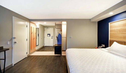 Room, 1 King Bed, Accessible (Hearing, Roll-in Shower)