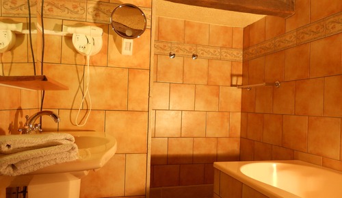 Double Room (Louise Michel)