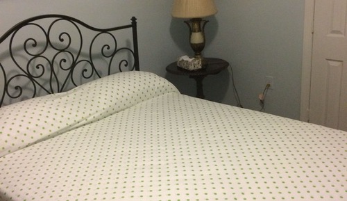 Basic Room, 1 Queen Bed, Shared Bathroom