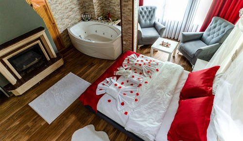 DELUXE JAKUZILI SOMINELI ODA