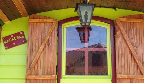 Wooden Caravan Bonheur