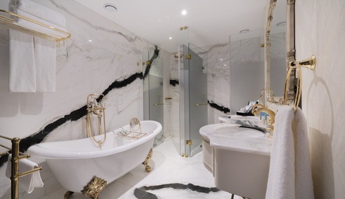 Suite, 1 Queen Bed, Non Smoking, Private Bathroom
