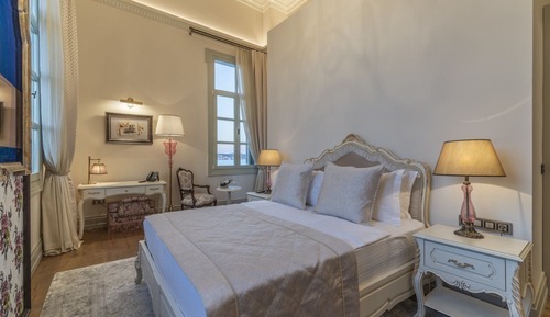Deluxe Room, 1 Queen Bed, Non Smoking, Partial Sea View