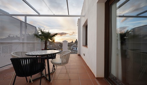 L 1 Bedroom Apartment, Terrace and Sofa
