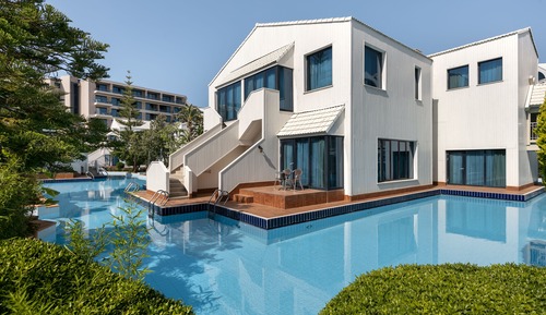 Lake Suite Pool Access