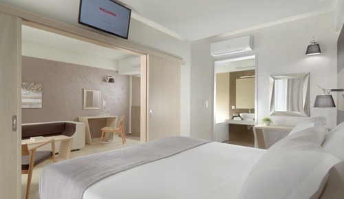 Deluxe Suite, Partial Sea View