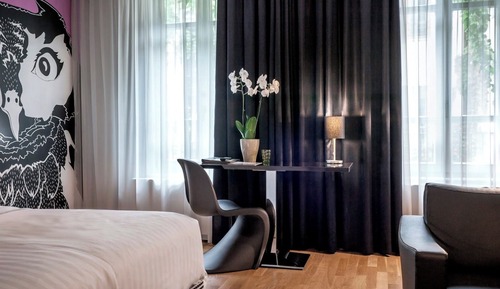 Junior Studio Suite, 1 King Bed, Non Smoking, Private Bathroom