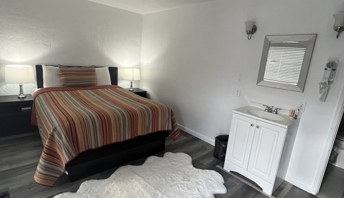 Standard Room, 1 Queen Bed