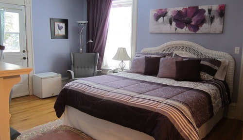 Signature Double Room, 1 King Bed, Non Smoking, Garden View (Gatineau)