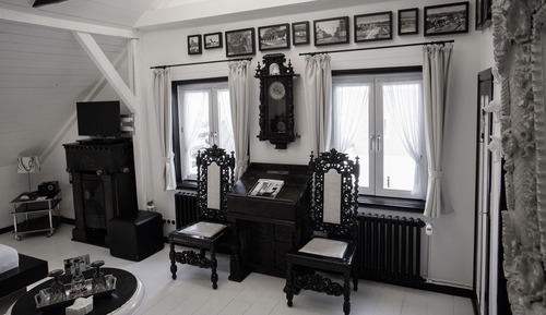 Room (Schwarz-Weiss-Zimmer)