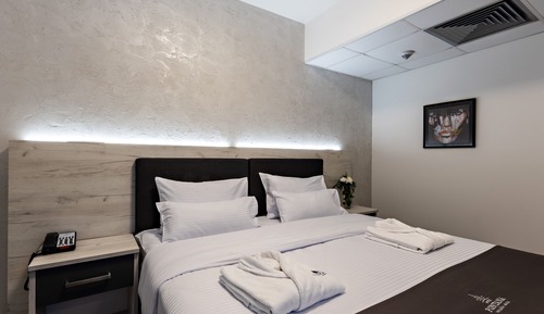 Deluxe Suite, Jetted Tub