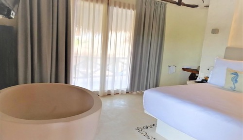 Suite with Bathtub