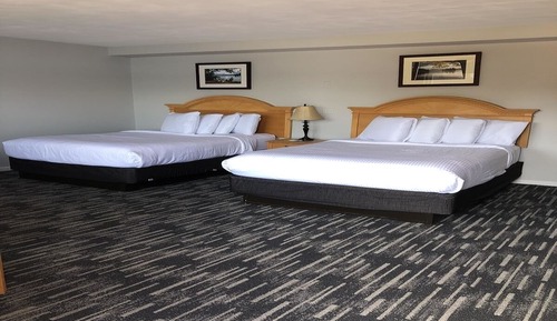 2 Queen Beds with Balcony (Lake Building)