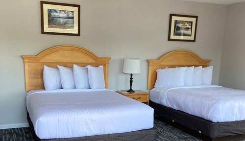 2 Queen Beds (Lake Building)