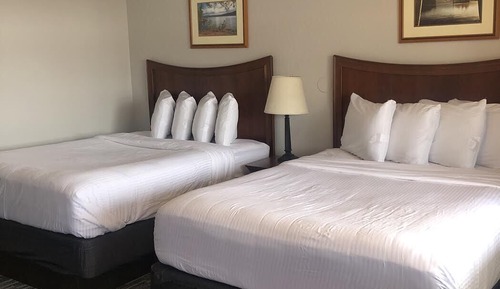 2 Queen Beds, Pool Building
