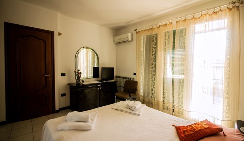 Deluxe Double Room, 1 Bedroom, Balcony, Partial Sea View