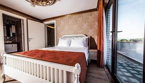 Suite, Lake View