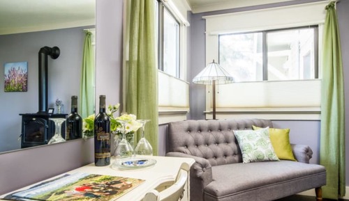 Lavender (Deluxe Room, Private Bathroom, Mountain View)