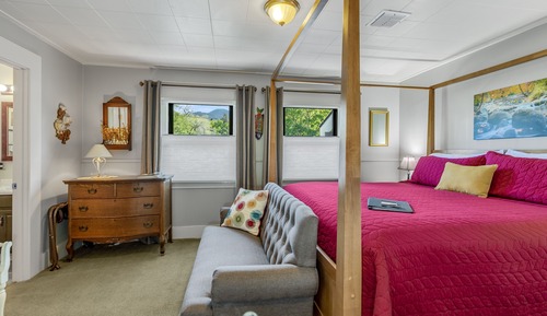 Ashland Creek (Deluxe Room, Private Bathroom, Garden View)