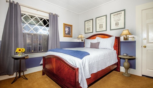 Elizabethan (Deluxe Room, Private Bathroom, Mountain View)