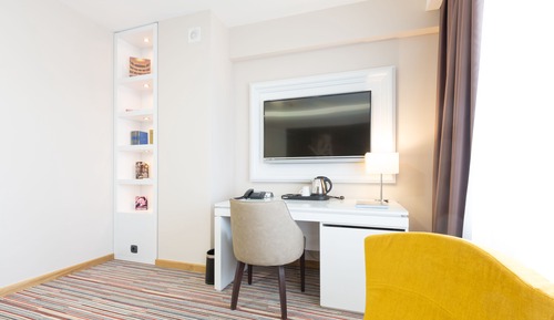 Signature Suite, 1 King Bed with Sofa bed, Non Smoking, Balcony