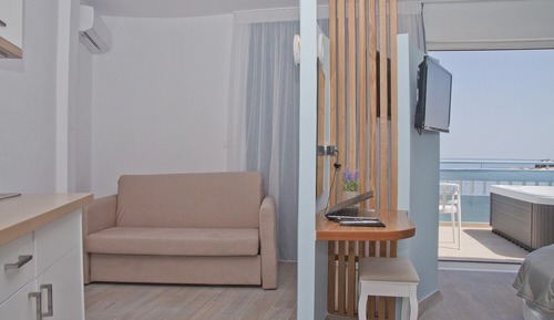 Deluxe Studio Suite, 1 King Bed with Sofa bed, Oceanfront