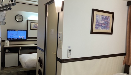Separate Twin Room, Smoking