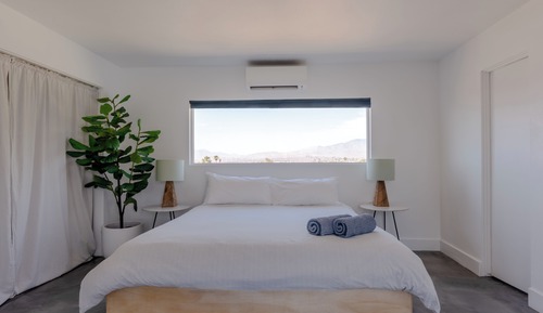 Standard Studio, 1 King Bed, Kitchen, Pool View