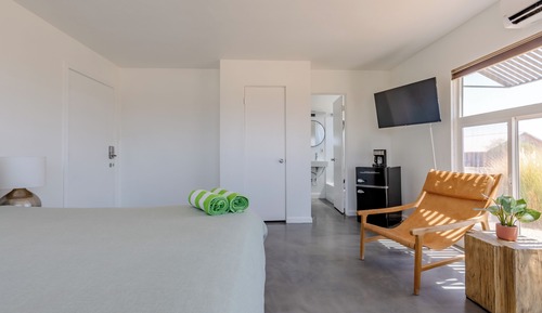 Comfort Room, 1 King Bed, Mountain View