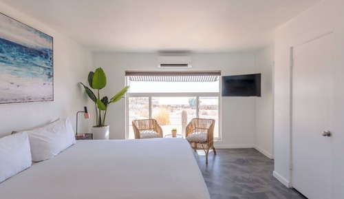 Comfort Studio, 1 King Bed, Kitchenette, Mountain View