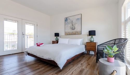 Deluxe Single Room, 1 King Bed, Balcony, Pool View