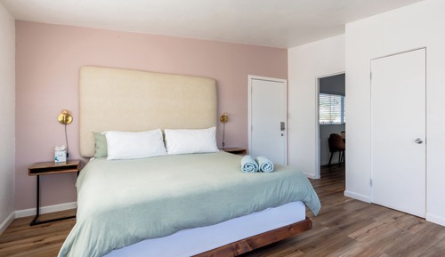 Premium Room, 1 King Bed, Kitchenette, Mountain View