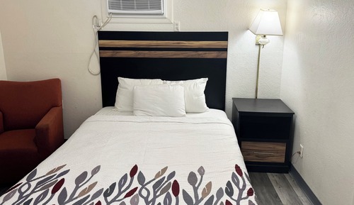 Room, 1 Queen Bed, Non Smoking, Refrigerator & Microwave