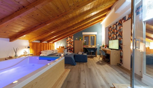 Deluxe Suite, City View