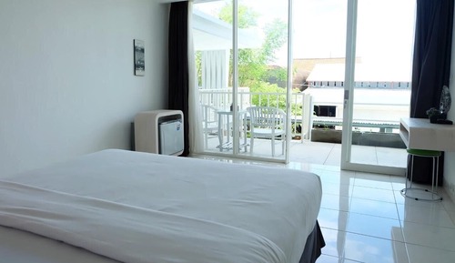Superior Studio, Pool View