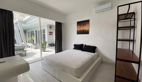 Executive Studio, Pool View