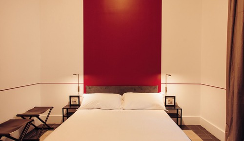 Comfort Room, Courtyard View