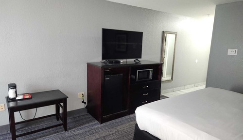 Standard Room, 1 Queen Bed, Mobility Accessible, Non Smoking