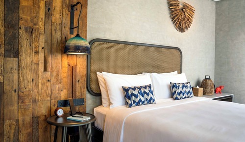 Deluxe Room, 1 King Bed, Pool Access (Nature View)